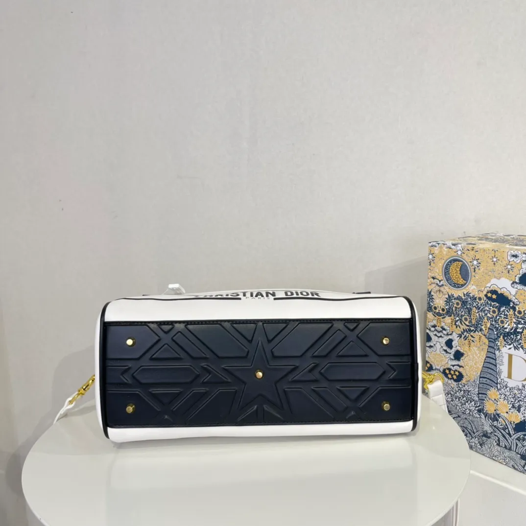 All categories Official website "Brand Women's Bags" Women's Bags 💙 DIOR 2022 Official New Dior Crossbody Bag Wholesale Large Size 58002000 Small Size 58001900 High Quality Specifications: Large Size 33-19.5-11CM Small Size 19-13-8CM