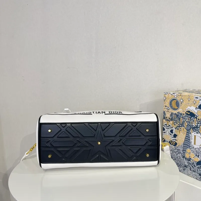 All categories Official website "Brand Women's Bags" Women's Bags 💙 DIOR 2022 Official New Dior Crossbody Bag Wholesale Large Size 58002000 Small Size 58001900 High Quality Specifications: Large Size 33-19.5-11CM Small Size 19-13-8CM
