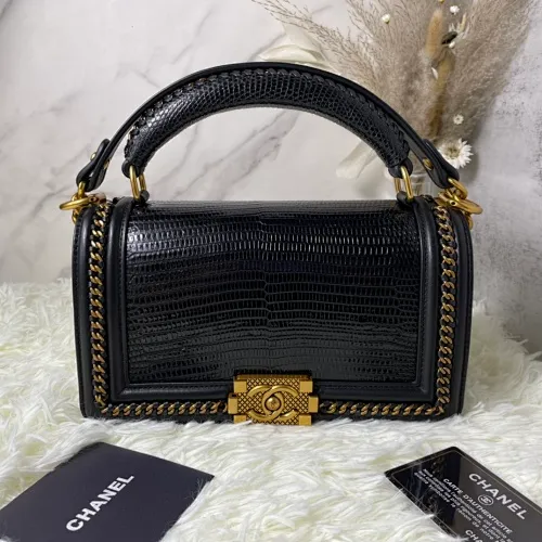 All Categories Official Website "Brand Women's Bags" Women's Bags 💙 DIOR Dior Rare Pearl Fish BOY Handle Pearl Fish Leather Bag The surroundings are purely hand-woven and equipped with retro hardware. The reason why the fully imported sheepskin lining is named "Le Boy" is mainly due to Ms. Coco's Boyish attitude. Director Karl Lagerfeld