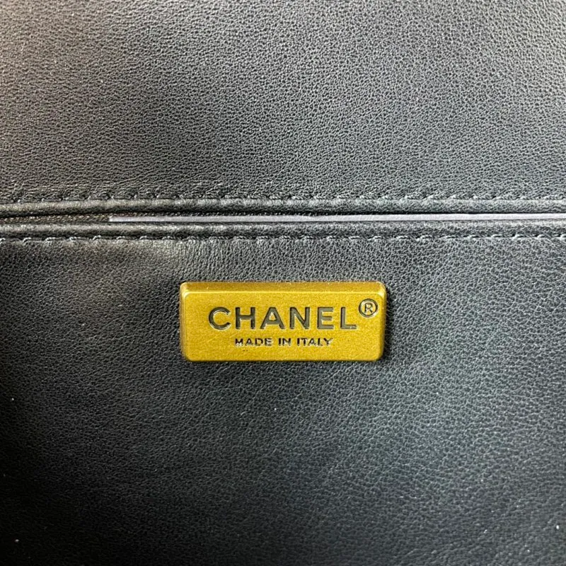 All Categories Official Website "Brand Women's Bags" Women's Bags 💙 DIOR Dior Rare Pearl Fish BOY Handle Pearl Fish Leather Bag The surroundings are purely hand-woven and equipped with retro hardware. The reason why the fully imported sheepskin lining is named "Le Boy" is mainly due to Ms. Coco's Boyish attitude. Director Karl Lagerfeld