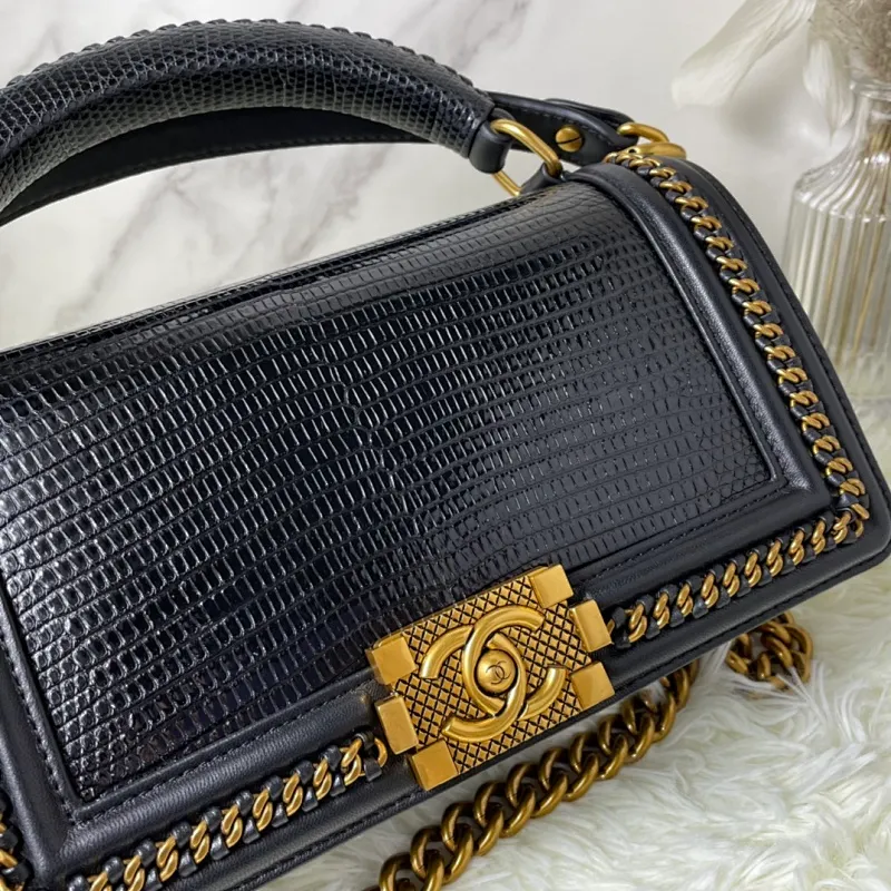 All Categories Official Website "Brand Women's Bags" Women's Bags 💙 DIOR Dior Rare Pearl Fish BOY Handle Pearl Fish Leather Bag The surroundings are purely hand-woven and equipped with retro hardware. The reason why the fully imported sheepskin lining is named "Le Boy" is mainly due to Ms. Coco's Boyish attitude. Director Karl Lagerfeld