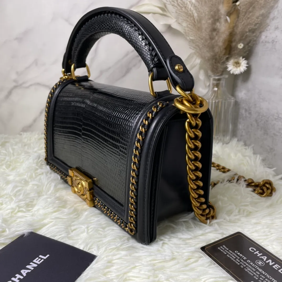 All Categories Official Website "Brand Women's Bags" Women's Bags 💙 DIOR Dior Rare Pearl Fish BOY Handle Pearl Fish Leather Bag The surroundings are purely hand-woven and equipped with retro hardware. The reason why the fully imported sheepskin lining is named "Le Boy" is mainly due to Ms. Coco's Boyish attitude. Director Karl Lagerfeld