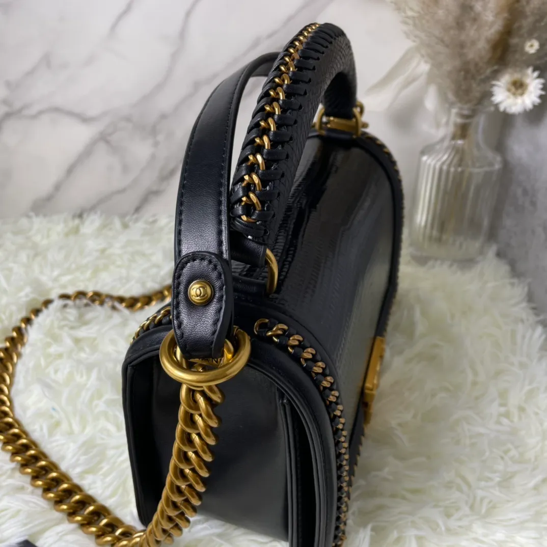 All Categories Official Website "Brand Women's Bags" Women's Bags 💙 DIOR Dior Rare Pearl Fish BOY Handle Pearl Fish Leather Bag The surroundings are purely hand-woven and equipped with retro hardware. The reason why the fully imported sheepskin lining is named "Le Boy" is mainly due to Ms. Coco's Boyish attitude. Director Karl Lagerfeld