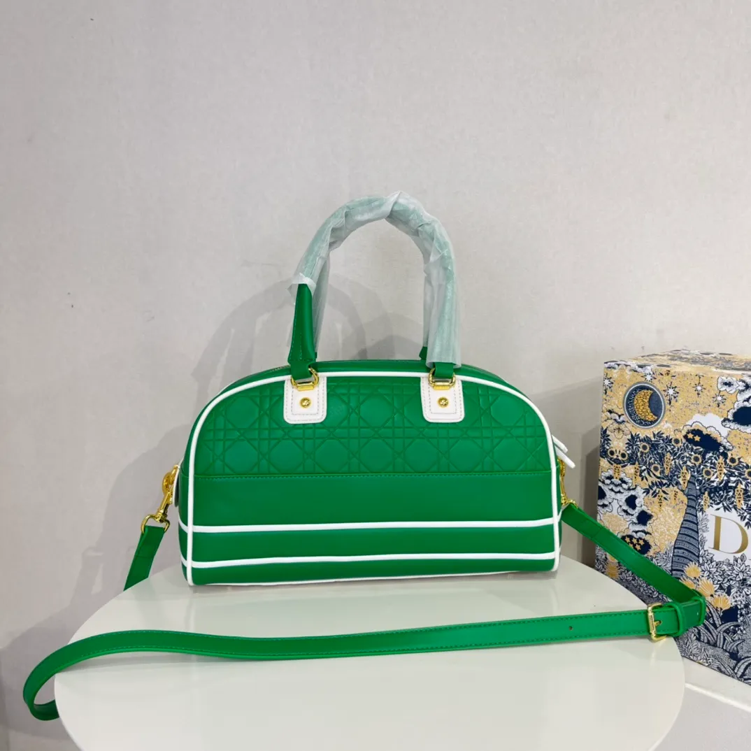 All categories Official website "Brand Women's Bags" Women's Bags 💙 DIOR 2022 Official New Dior Crossbody Bag Wholesale Large Size 58002000 Small Size 58001900 High Quality Specifications: Large Size 33-19.5-11CM Small Size 19-13-8CM