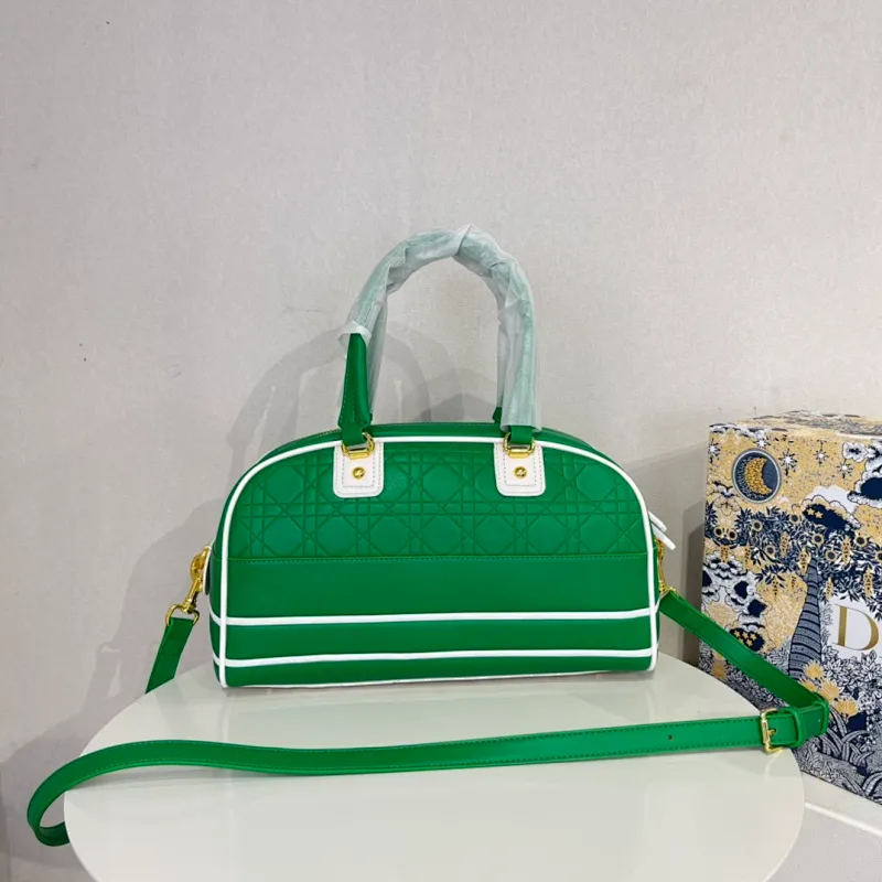 All categories Official website "Brand Women's Bags" Women's Bags 💙 DIOR 2022 Official New Dior Crossbody Bag Wholesale Large Size 58002000 Small Size 58001900 High Quality Specifications: Large Size 33-19.5-11CM Small Size 19-13-8CM