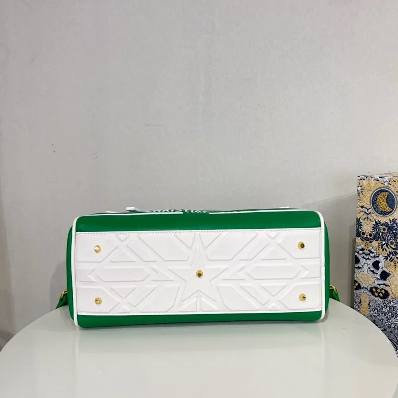 All categories Official website "Brand Women's Bags" Women's Bags 💙 DIOR 2022 Official New Dior Crossbody Bag Wholesale Large Size 58002000 Small Size 58001900 High Quality Specifications: Large Size 33-19.5-11CM Small Size 19-13-8CM