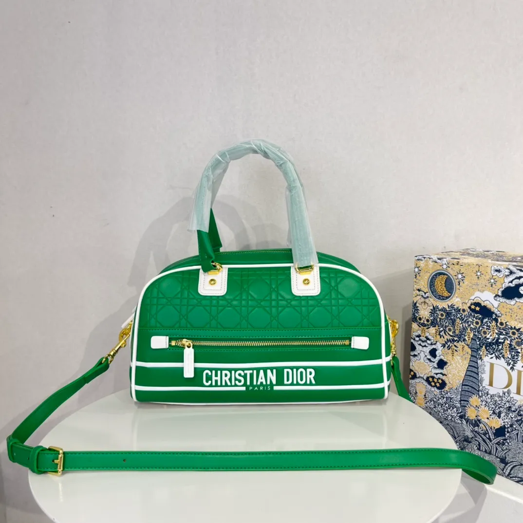 All categories Official website "Brand Women's Bags" Women's Bags 💙 DIOR 2022 Official New Dior Crossbody Bag Wholesale Large Size 58002000 Small Size 58001900 High Quality Specifications: Large Size 33-19.5-11CM Small Size 19-13-8CM