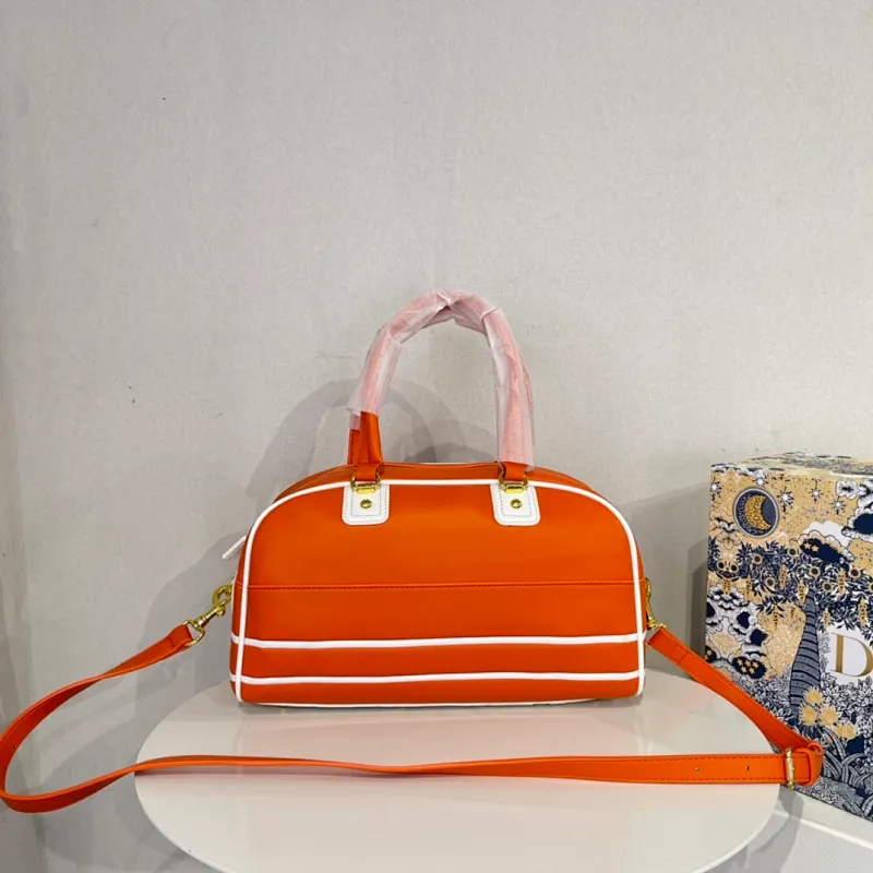 All categories Official website "Brand Women's Bags" Women's Bags 💙 DIOR 2022 Official New Dior Crossbody Bag Wholesale Large Size 58002000 Small Size 58001900 High Quality Specifications: Large Size 33-19.5-11CM Small Size 19-13-8CM