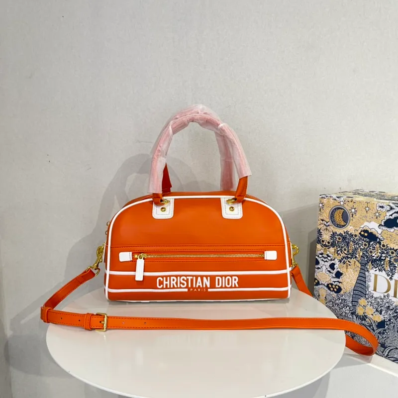 All categories Official website "Brand Women's Bags" Women's Bags 💙 DIOR 2022 Official New Dior Crossbody Bag Wholesale Large Size 58002000 Small Size 58001900 High Quality Specifications: Large Size 33-19.5-11CM Small Size 19-13-8CM