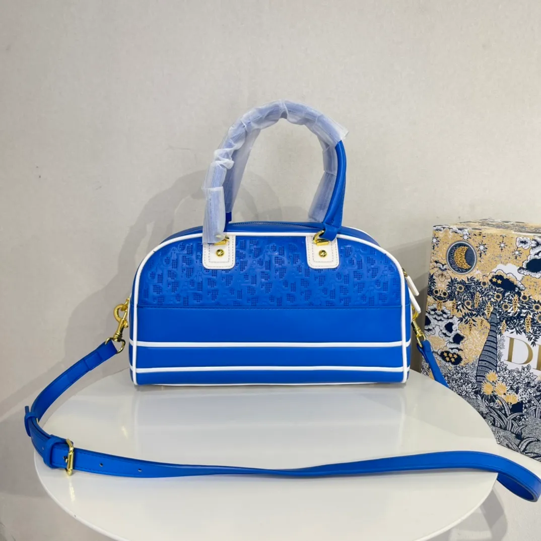 All categories Official website "Brand Women's Bags" Women's Bags 💙 DIOR 2022 Official New Dior Crossbody Bag Wholesale Large Size 58002000 Small Size 58001900 High Quality Specifications: Large Size 33-19.5-11CM Small Size 19-13-8CM