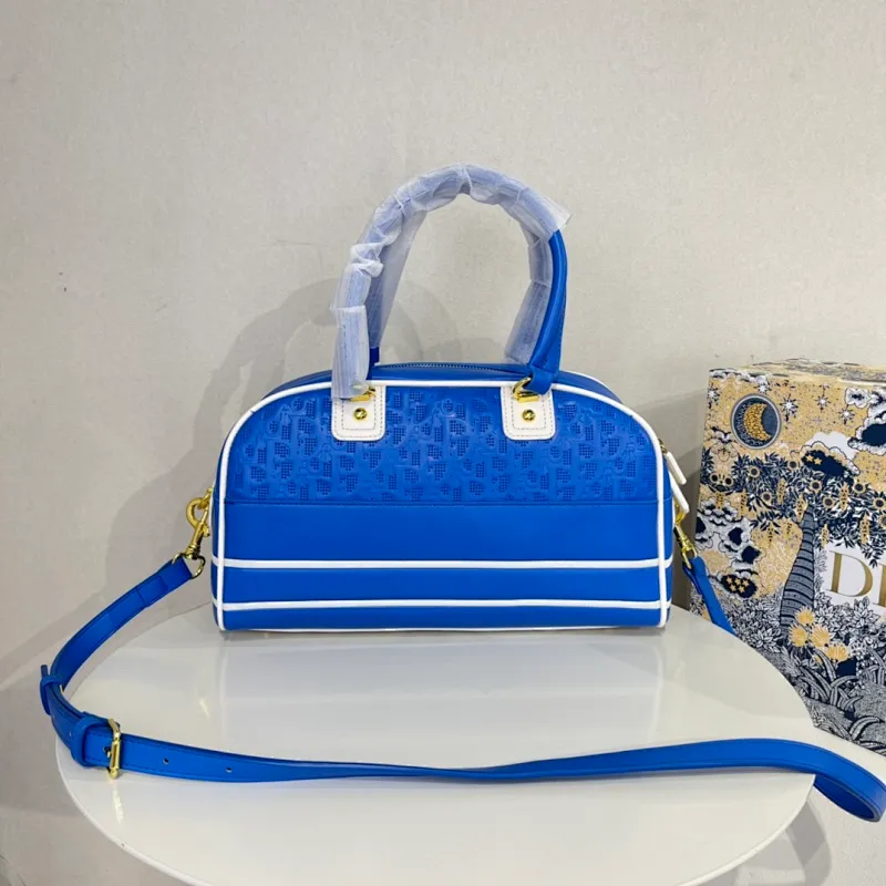 All categories Official website "Brand Women's Bags" Women's Bags 💙 DIOR 2022 Official New Dior Crossbody Bag Wholesale Large Size 58002000 Small Size 58001900 High Quality Specifications: Large Size 33-19.5-11CM Small Size 19-13-8CM