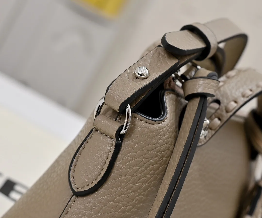 All Categories Official Website "Brand Women's Bags" Women's Bags 💙 FENDI 2025 New Fendi Crossbody Bag
