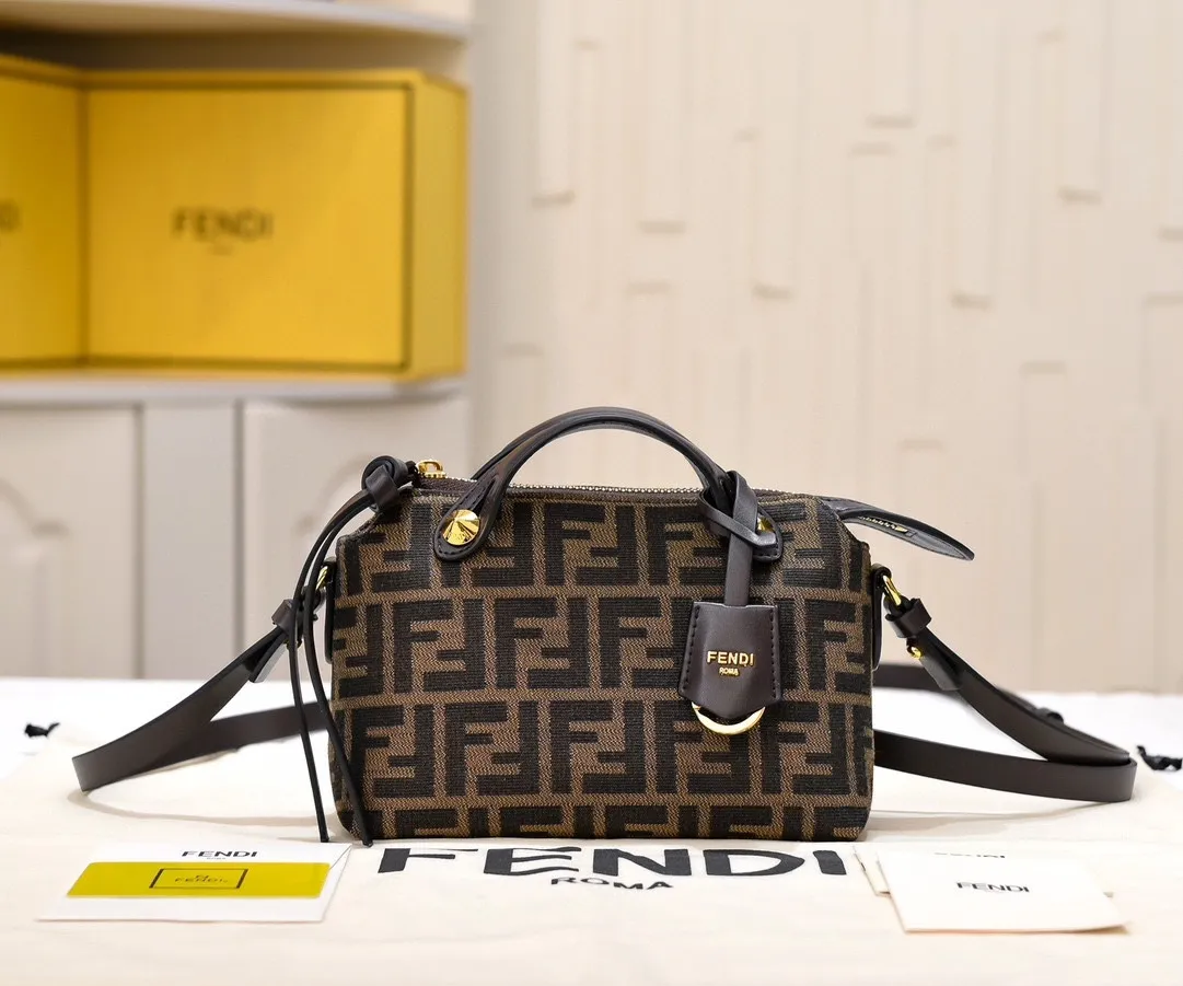 All Categories Official Website "Brand Women's Bags" Women's Bags 💙 FENDI 2025 New Fendi Crossbody Bag