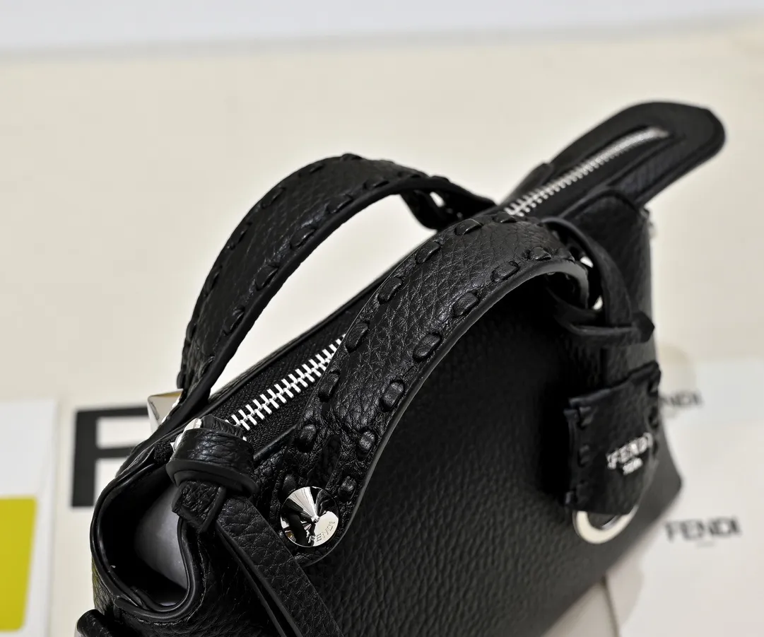 All Categories Official Website "Brand Women's Bags" Women's Bags 💙 FENDI 2025 New Fendi Crossbody Bag