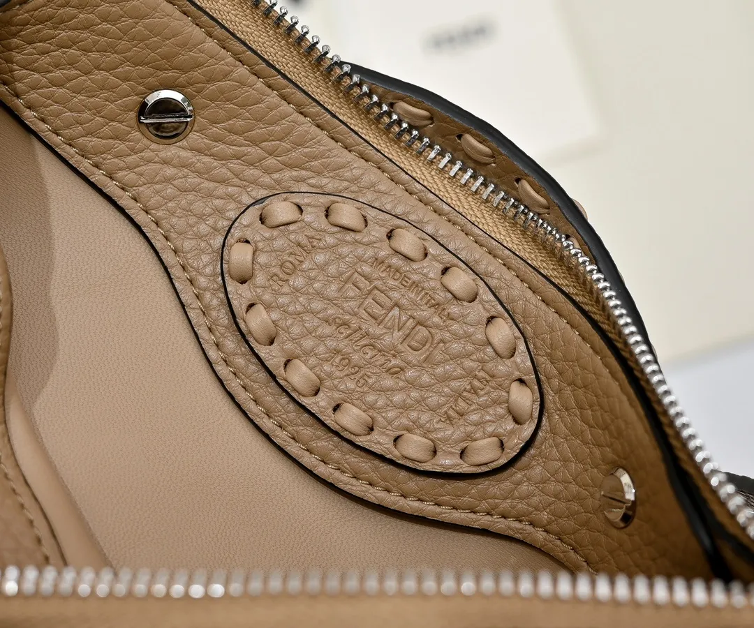 All Categories Official Website "Brand Women's Bags" Women's Bags 💙 FENDI 2025 New Fendi Crossbody Bag