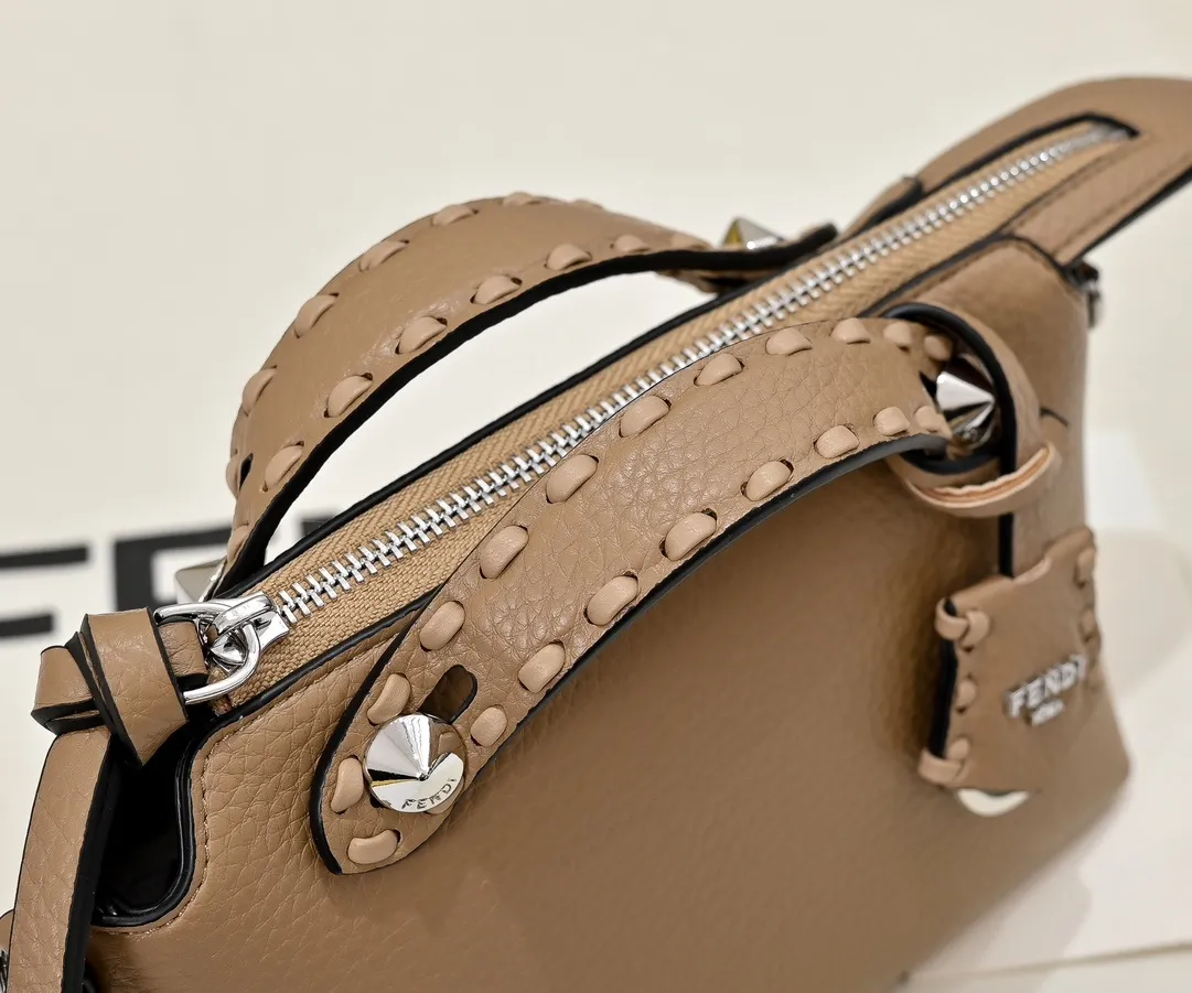 All Categories Official Website "Brand Women's Bags" Women's Bags 💙 FENDI 2025 New Fendi Crossbody Bag