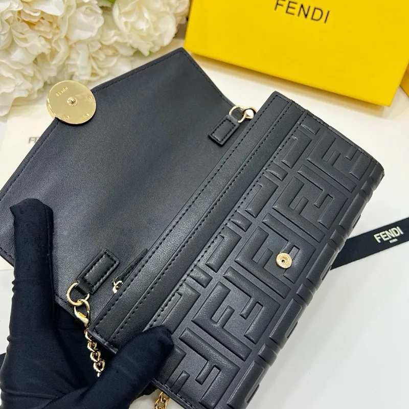 All categories Official website "Brand Women's Bags" Women's Bags 💙 FENDI 2025 new FENDI crossbody bag