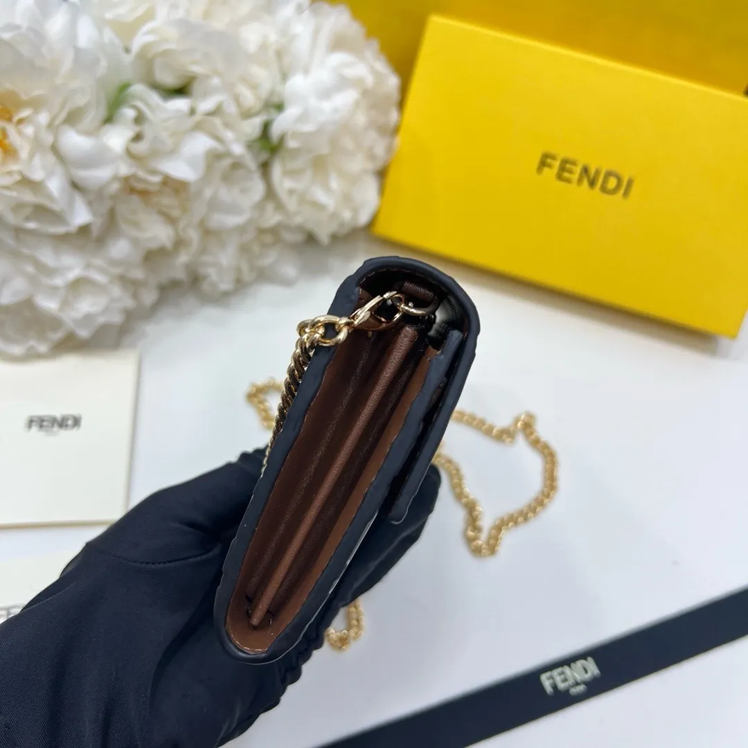 All categories Official website "Brand Women's Bags" Women's Bags 💙 FENDI 2025 new FENDI crossbody bag