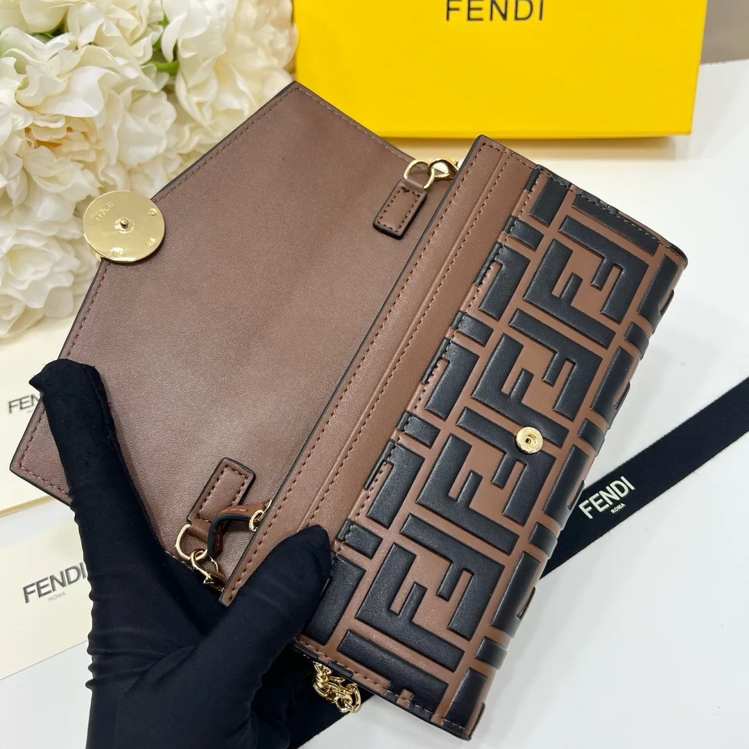 All categories Official website "Brand Women's Bags" Women's Bags 💙 FENDI 2025 new FENDI crossbody bag