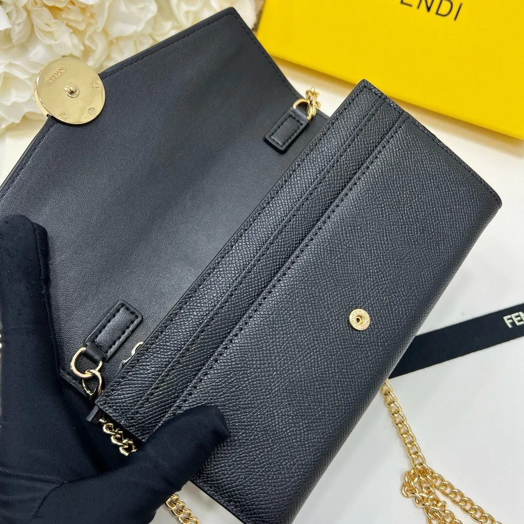 All categories Official website "Brand Women's Bags" Women's Bags 💙 FENDI 2025 new FENDI crossbody bag