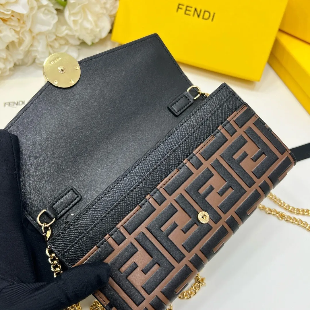 All categories Official website "Brand Women's Bags" Women's Bags 💙 FENDI 2025 new FENDI crossbody bag