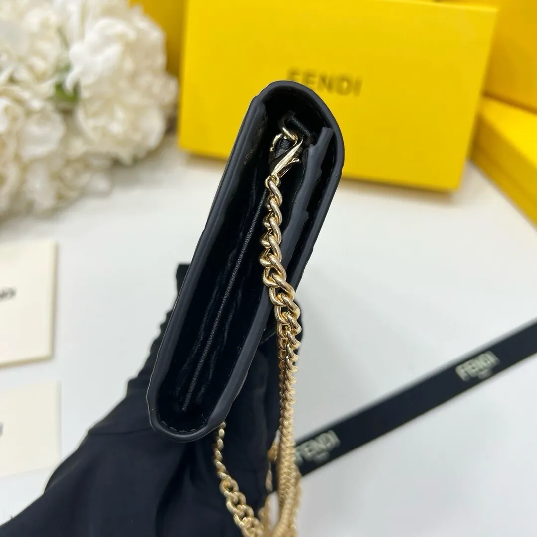 All categories Official website "Brand Women's Bags" Women's Bags 💙 FENDI 2025 new FENDI crossbody bag