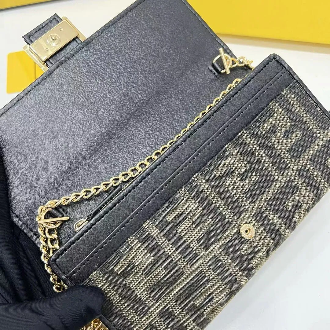 All categories Official website "Brand Women's Bags" Women's Bags 💙 FENDI 2025 new FENDI crossbody bag