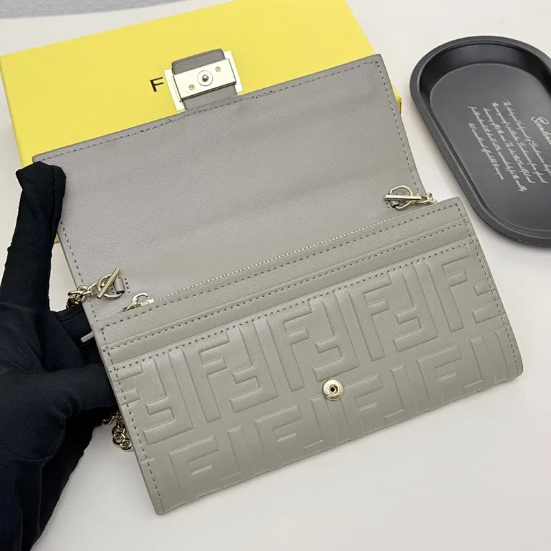 All categories Official website "Brand Women's Bags" Women's Bags 💙 FENDI 2025 new FENDI crossbody bag