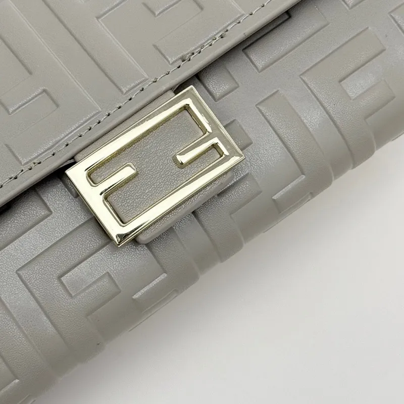 All categories Official website "Brand Women's Bags" Women's Bags 💙 FENDI 2025 new FENDI crossbody bag