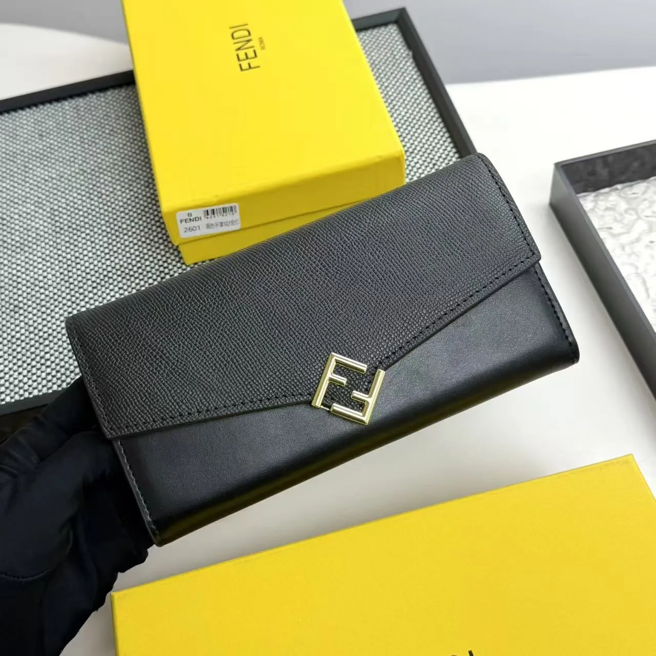 FENDI Fendi FF Diamonds Series Gold Label Logo Presbyopia FF Embossed Calf Leather Shoulder Crossbody Wallet Women's Brown/Black/Black with Brown/Pink/Gray Model: 2601 Size 19*9*1💰90