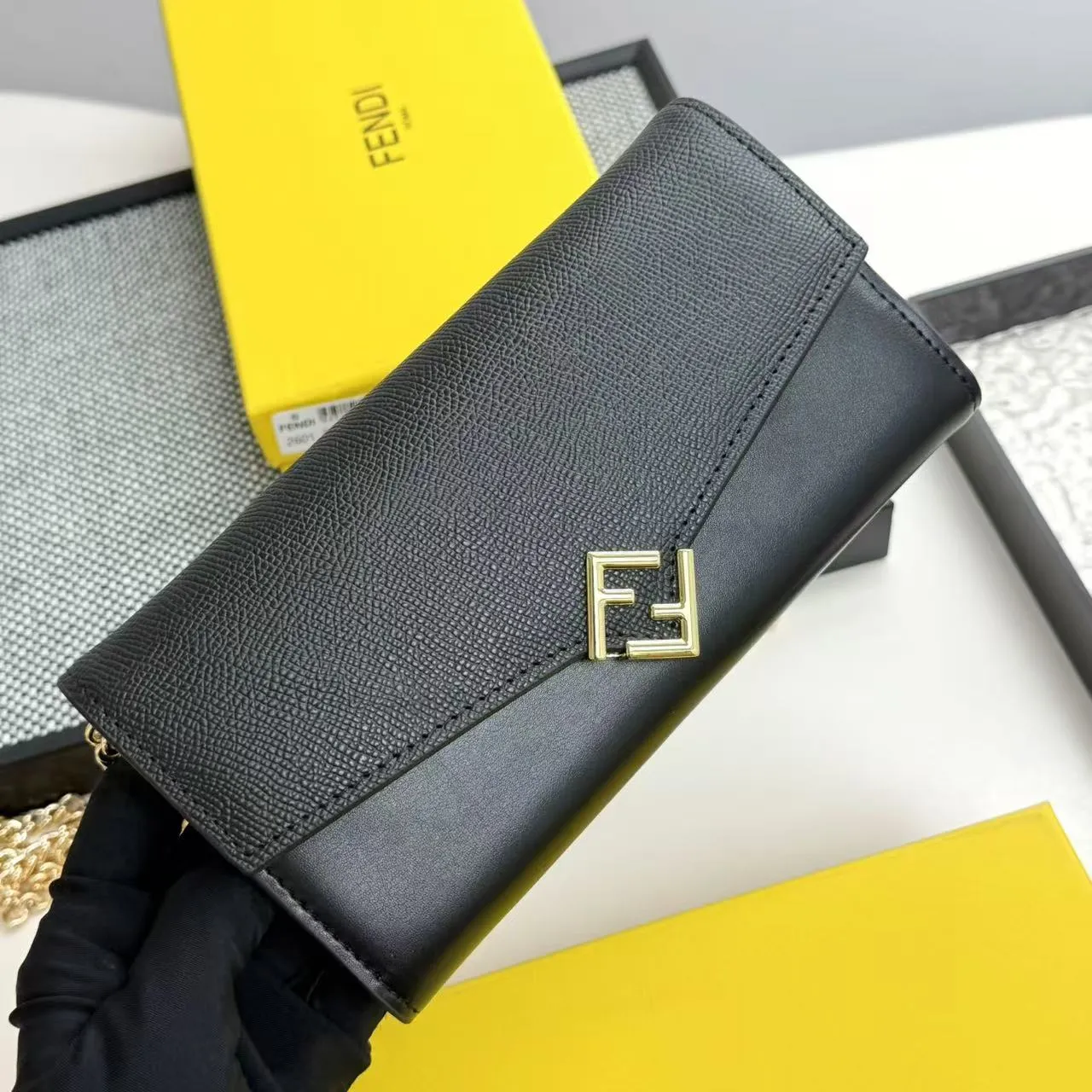 FENDI Fendi FF Diamonds Series Gold Label Logo Presbyopia FF Embossed Calf Leather Shoulder Crossbody Wallet Women's Brown/Black/Black with Brown/Pink/Gray Model: 2601 Size 19*9*1💰90
