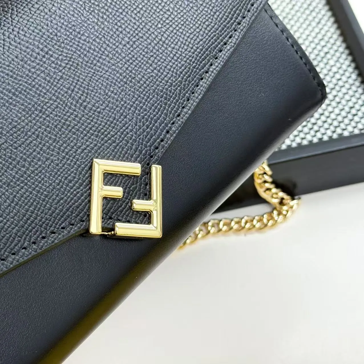 FENDI Fendi FF Diamonds Series Gold Label Logo Presbyopia FF Embossed Calf Leather Shoulder Crossbody Wallet Women's Brown/Black/Black with Brown/Pink/Gray Model: 2601 Size 19*9*1💰90