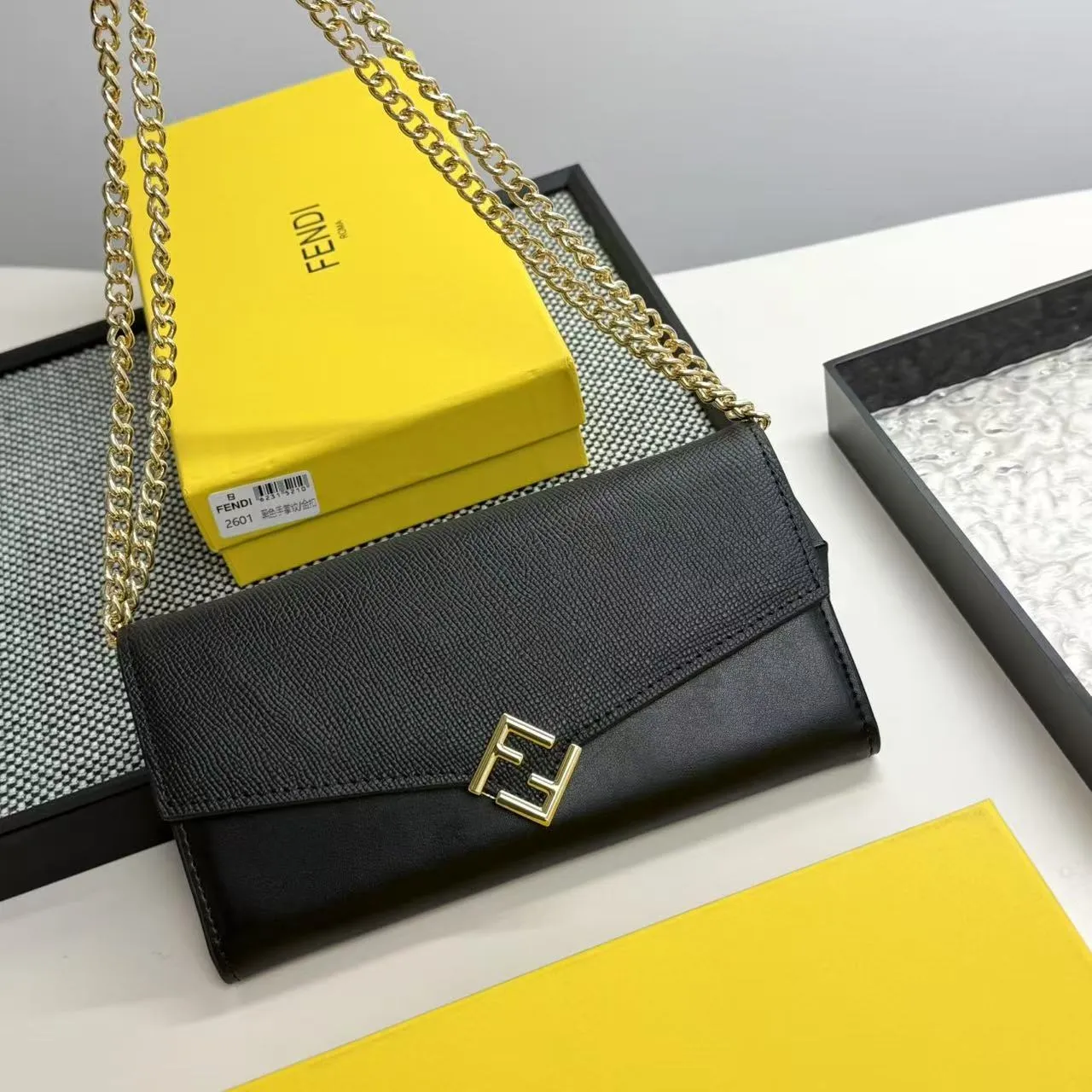 FENDI Fendi FF Diamonds Series Gold Label Logo Presbyopia FF Embossed Calf Leather Shoulder Crossbody Wallet Women's Brown/Black/Black with Brown/Pink/Gray Model: 2601 Size 19*9*1💰90