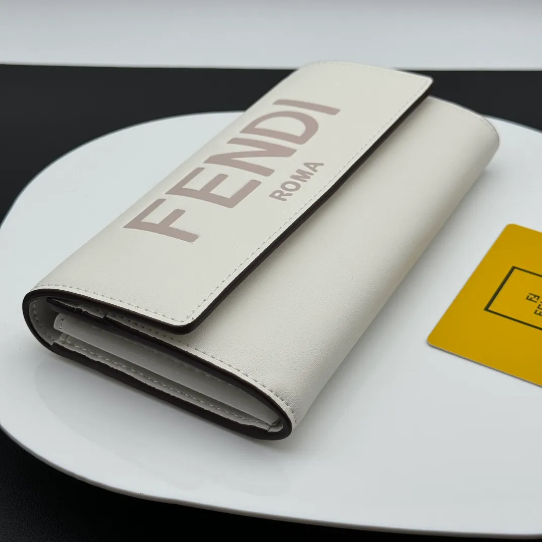 💰230 💎Upgraded from the original version💖 Fendi Roma long wallet. There are two bellows pockets, a zipper pocket, ten card slots and flat side pockets inside the bag. Model: F8MO0288 Size 19CMX9CMx2CM