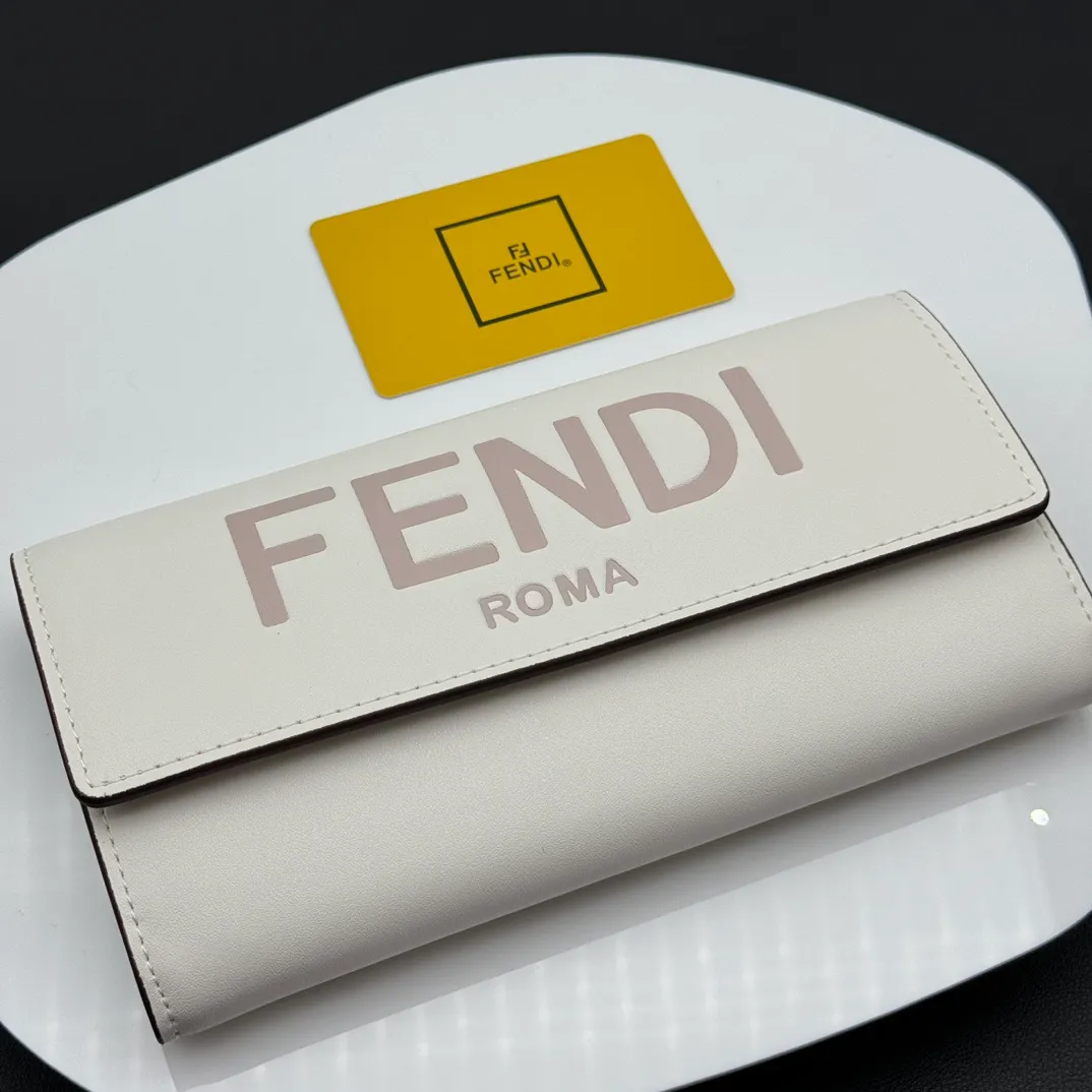 💰230 💎Upgraded from the original version💖 Fendi Roma long wallet. There are two bellows pockets, a zipper pocket, ten card slots and flat side pockets inside the bag. Model: F8MO0288 Size 19CMX9CMx2CM