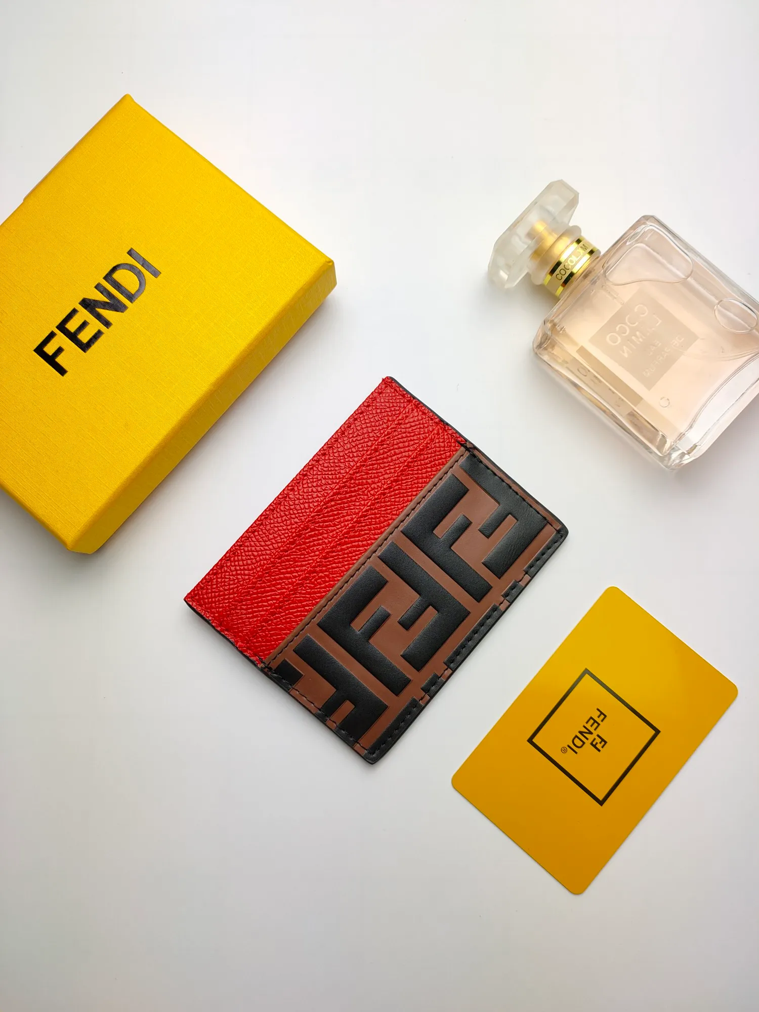 ￥90 Fendi "F is Fendi" card holder 😍 Has a middle compartment and six card slots [Celebration] Fendi Roma logo and internal label [Lip] Made of calfskin. Decorated with FF embossing and hand-painted pattern [rose] Style number: 0445 embossed Size: 10*8cm