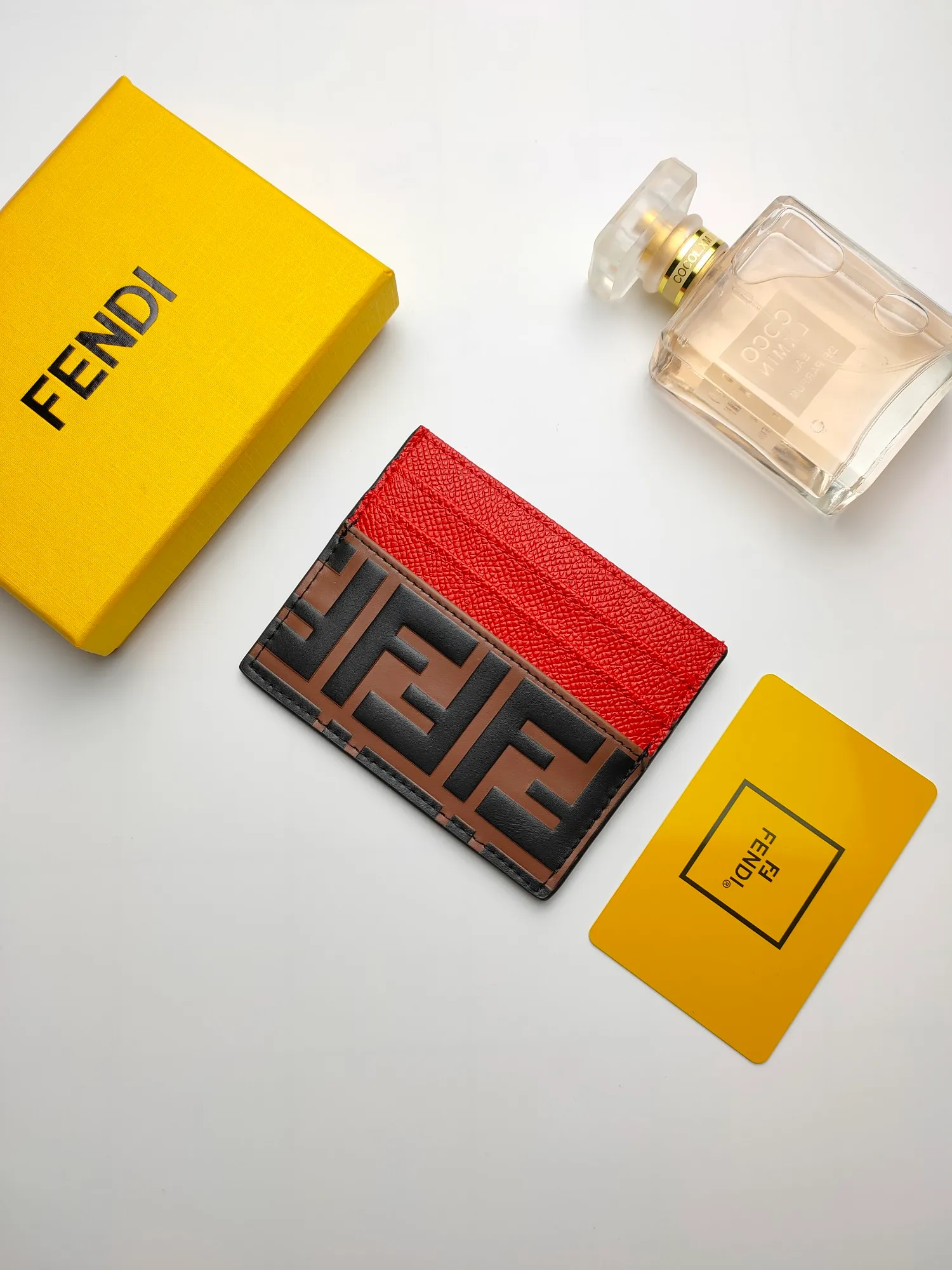 ￥90 Fendi "F is Fendi" card holder 😍 Has a middle compartment and six card slots [Celebration] Fendi Roma logo and internal label [Lip] Made of calfskin. Decorated with FF embossing and hand-painted pattern [rose] Style number: 0445 embossed Size: 10*8cm