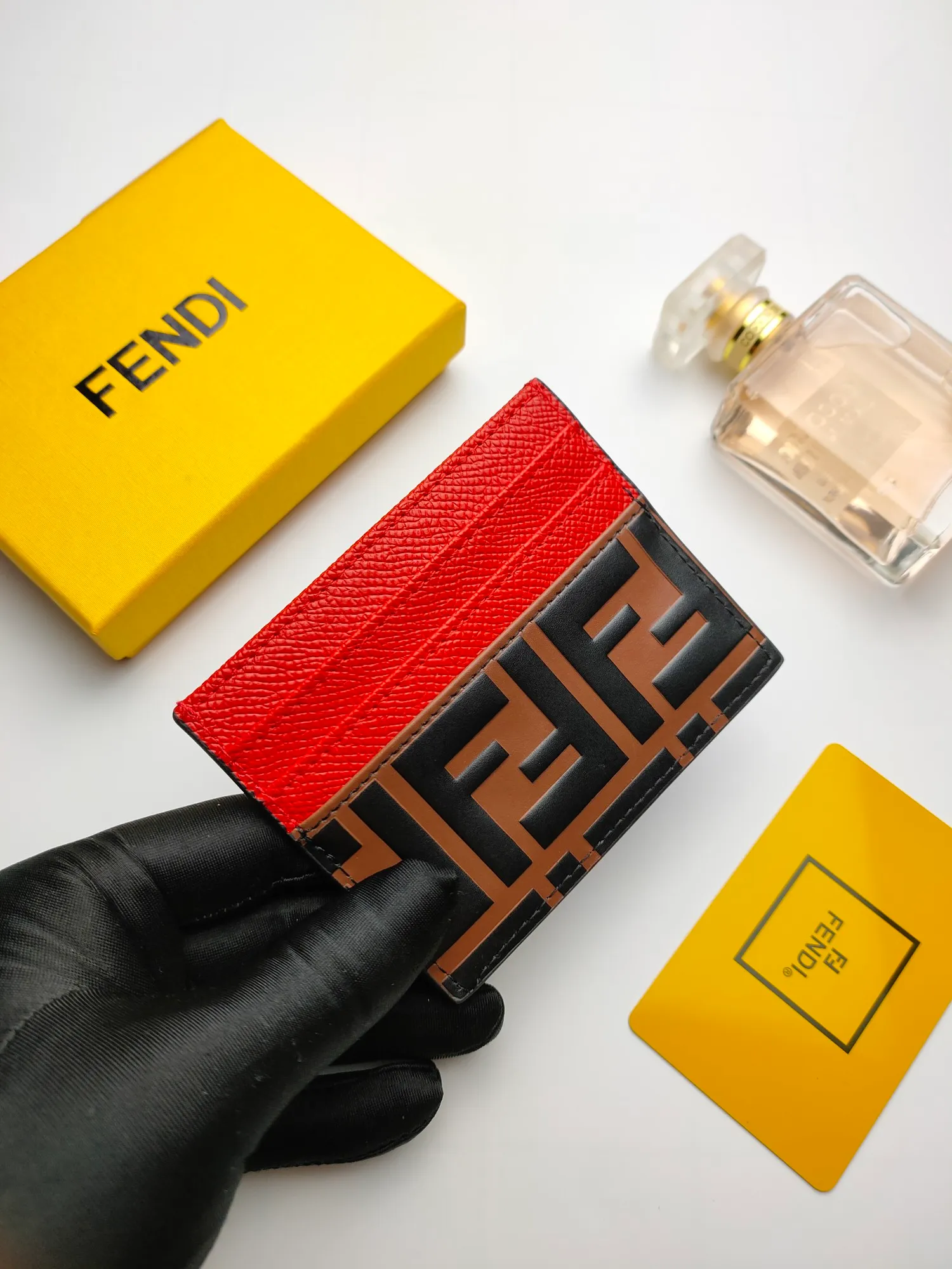 ￥90 Fendi "F is Fendi" card holder 😍 Has a middle compartment and six card slots [Celebration] Fendi Roma logo and internal label [Lip] Made of calfskin. Decorated with FF embossing and hand-painted pattern [rose] Style number: 0445 embossed Size: 10*8cm