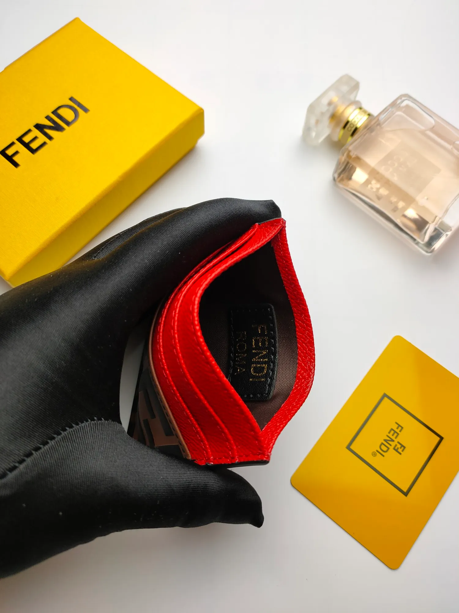 ￥90 Fendi "F is Fendi" card holder 😍 Has a middle compartment and six card slots [Celebration] Fendi Roma logo and internal label [Lip] Made of calfskin. Decorated with FF embossing and hand-painted pattern [rose] Style number: 0445 embossed Size: 10*8cm