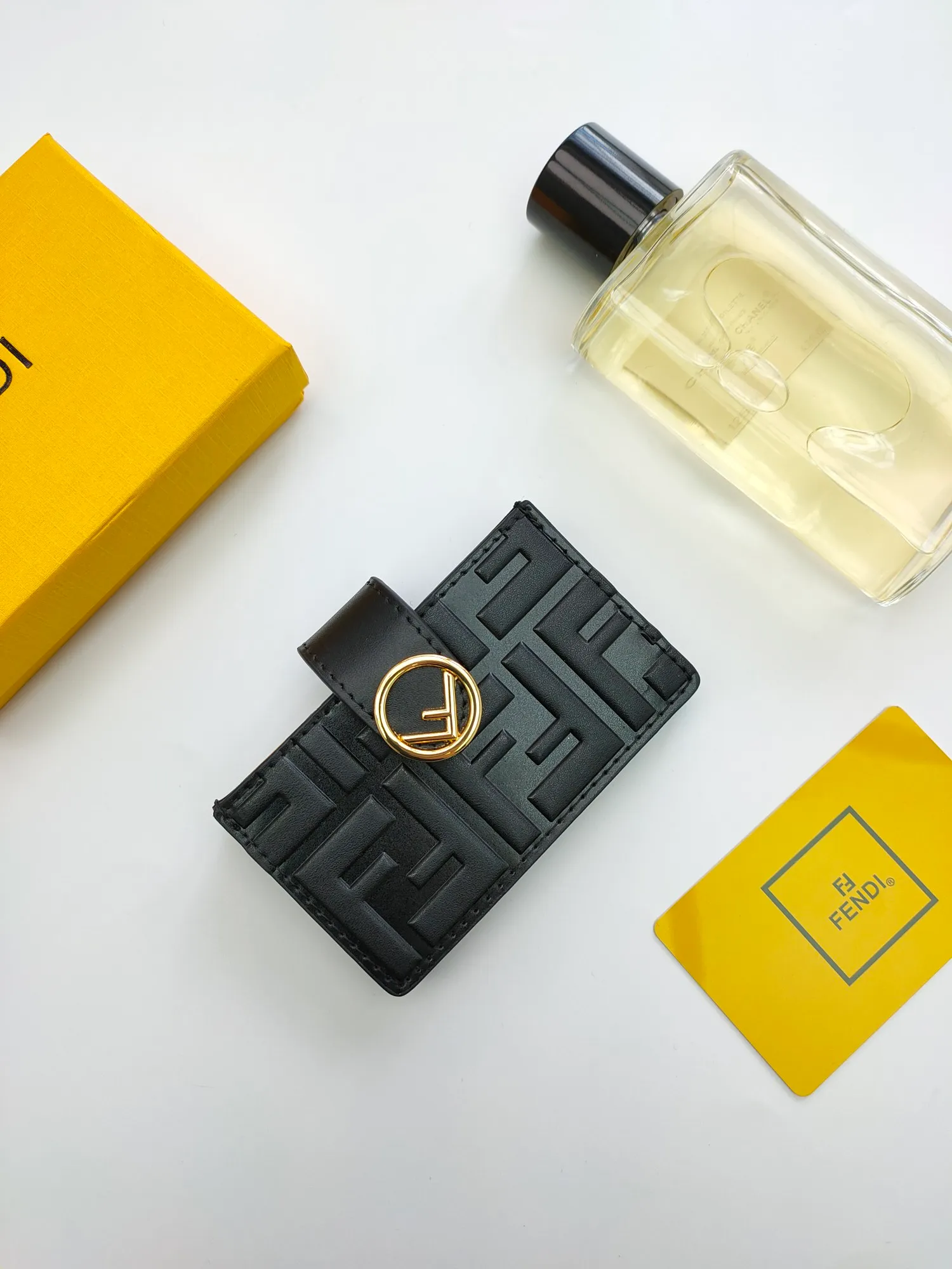 ￥130 🌹 Fendi "F is Fendi" flat card sleeve 😘 has a middle compartment and five card slots 😍 decorated with FF embossing and hand-painted patterns. Style number: 0021# Size: 10.5*6*2.5cm