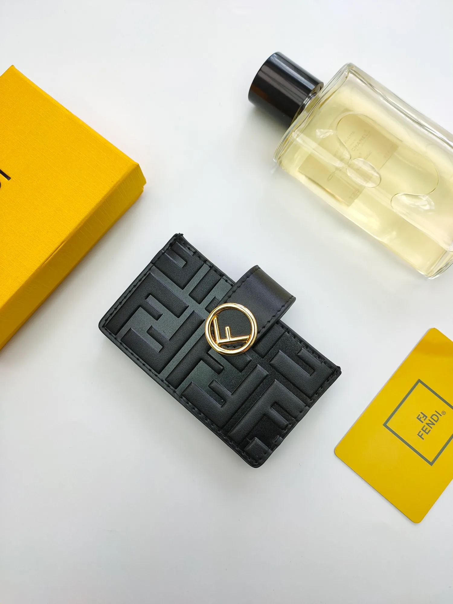￥130 🌹 Fendi "F is Fendi" flat card sleeve 😘 has a middle compartment and five card slots 😍 decorated with FF embossing and hand-painted patterns. Style number: 0021# Size: 10.5*6*2.5cm