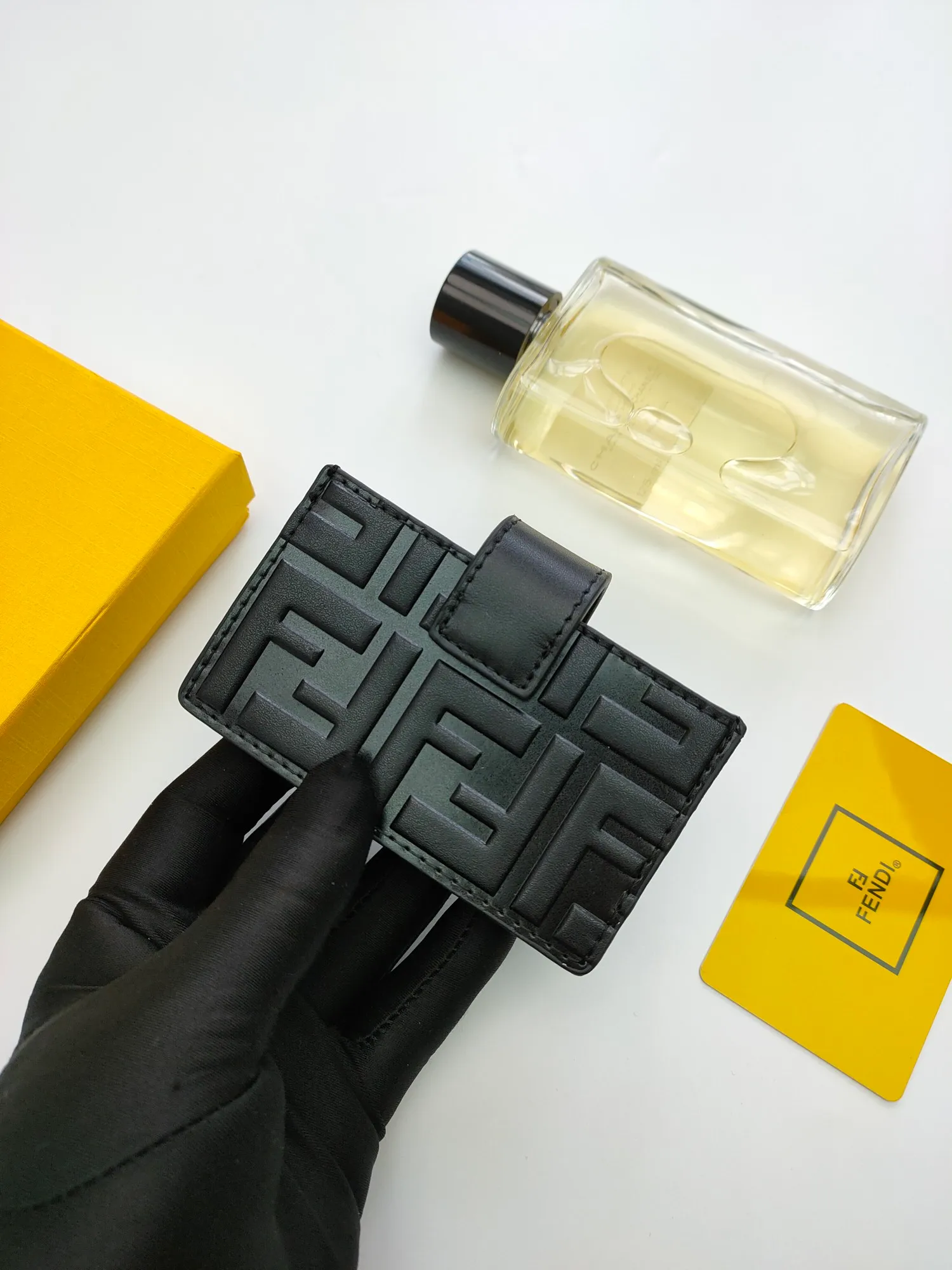 ￥130 🌹 Fendi "F is Fendi" flat card sleeve 😘 has a middle compartment and five card slots 😍 decorated with FF embossing and hand-painted patterns. Style number: 0021# Size: 10.5*6*2.5cm