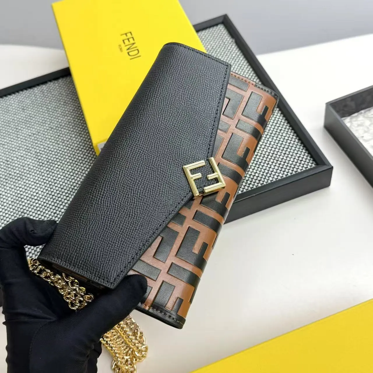 FENDI Fendi FF Diamonds Series Gold Label Logo Presbyopia FF Embossed Calf Leather Shoulder Crossbody Wallet Women's Brown/Black/Black with Brown/Pink/Gray Model: 2601 Size 19*9*1💰90