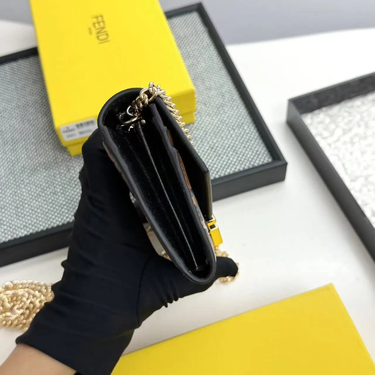 FENDI Fendi FF Diamonds Series Gold Label Logo Presbyopia FF Embossed Calf Leather Shoulder Crossbody Wallet Women's Brown/Black/Black with Brown/Pink/Gray Model: 2601 Size 19*9*1💰90