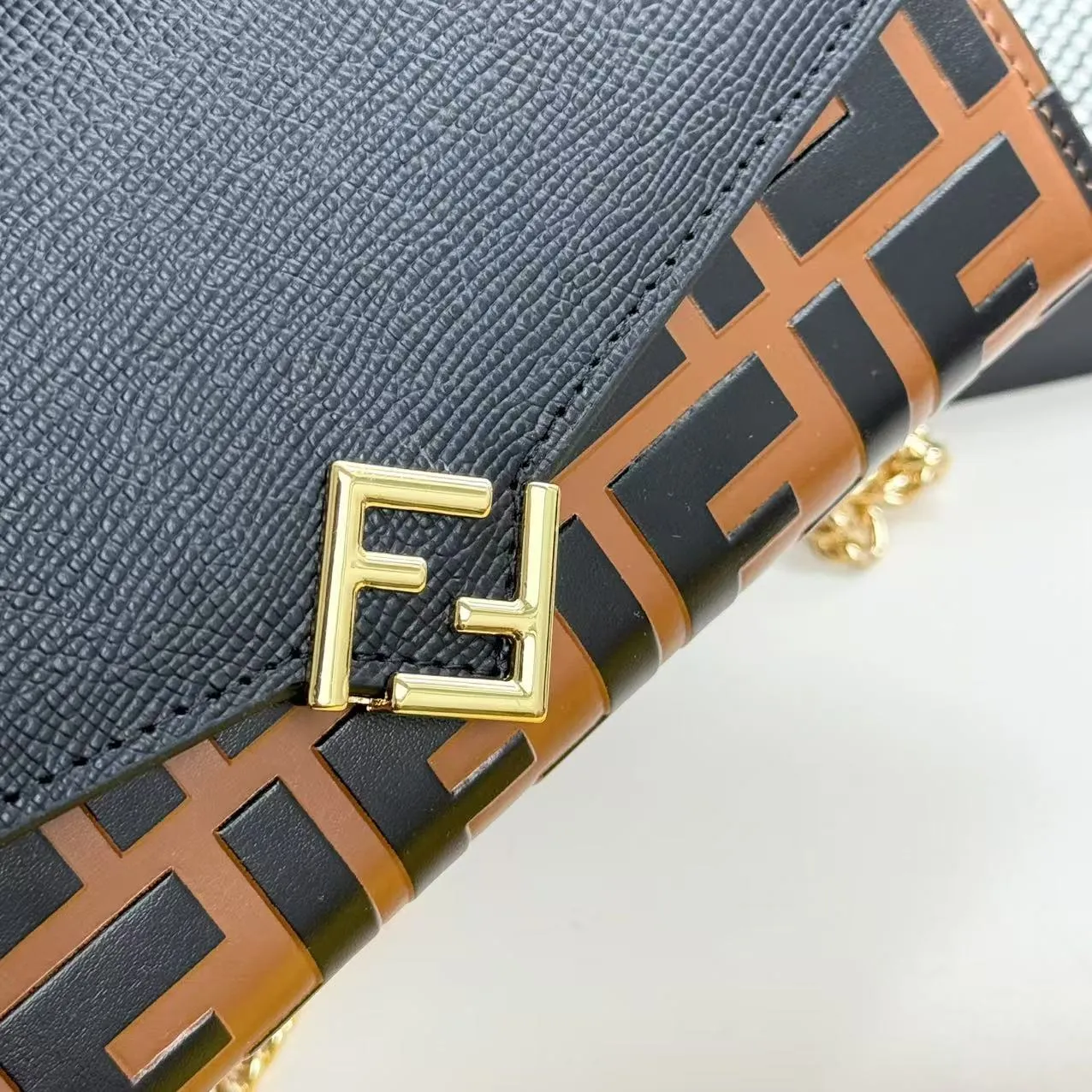 FENDI Fendi FF Diamonds Series Gold Label Logo Presbyopia FF Embossed Calf Leather Shoulder Crossbody Wallet Women's Brown/Black/Black with Brown/Pink/Gray Model: 2601 Size 19*9*1💰90