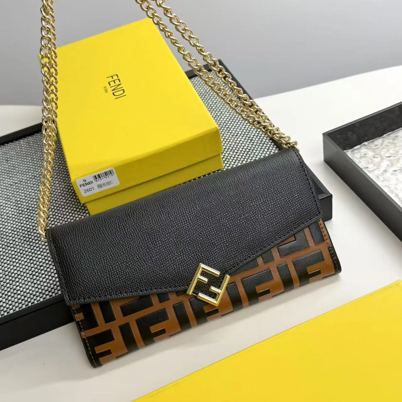 FENDI Fendi FF Diamonds Series Gold Label Logo Presbyopia FF Embossed Calf Leather Shoulder Crossbody Wallet Women's Brown/Black/Black with Brown/Pink/Gray Model: 2601 Size 19*9*1💰90