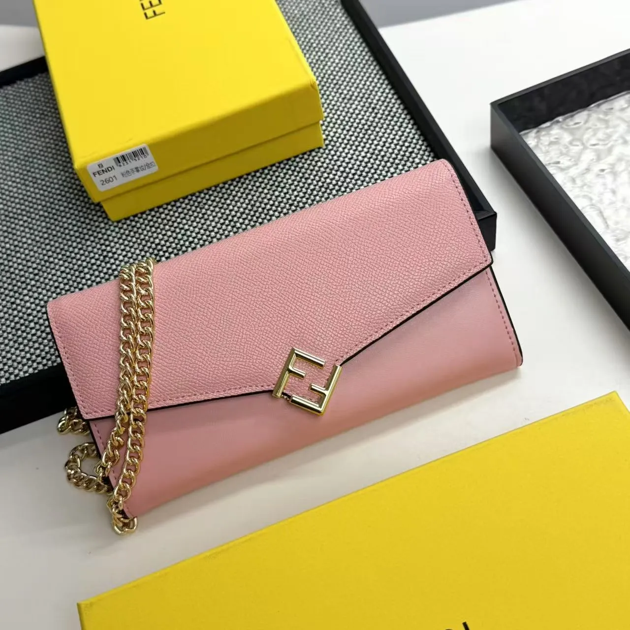 FENDI Fendi FF Diamonds Series Gold Label Logo Presbyopia FF Embossed Calf Leather Shoulder Crossbody Wallet Women's Brown/Black/Black with Brown/Pink/Gray Model: 2601 Size 19*9*1💰90