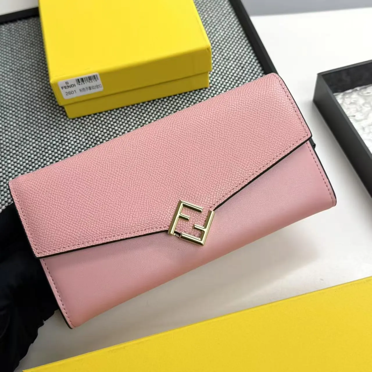 FENDI Fendi FF Diamonds Series Gold Label Logo Presbyopia FF Embossed Calf Leather Shoulder Crossbody Wallet Women's Brown/Black/Black with Brown/Pink/Gray Model: 2601 Size 19*9*1💰90
