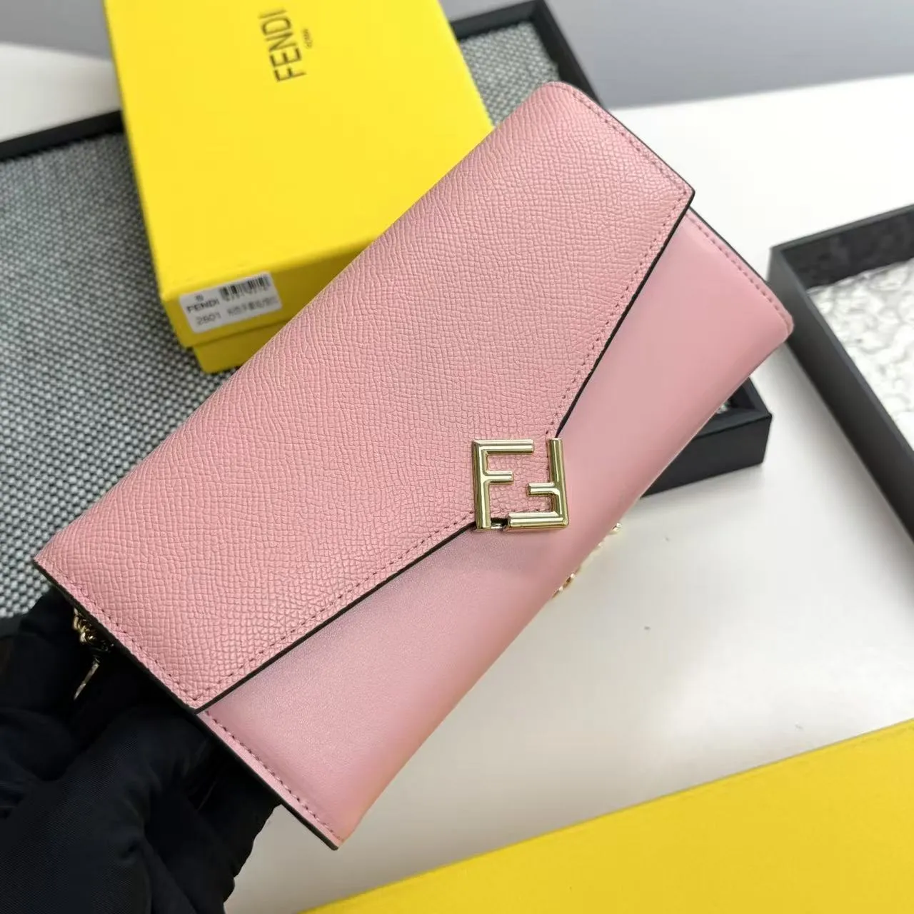 FENDI Fendi FF Diamonds Series Gold Label Logo Presbyopia FF Embossed Calf Leather Shoulder Crossbody Wallet Women's Brown/Black/Black with Brown/Pink/Gray Model: 2601 Size 19*9*1💰90