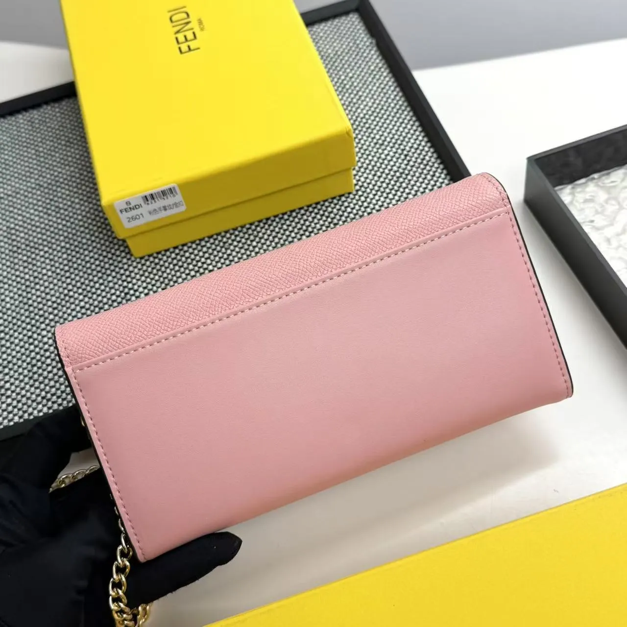 FENDI Fendi FF Diamonds Series Gold Label Logo Presbyopia FF Embossed Calf Leather Shoulder Crossbody Wallet Women's Brown/Black/Black with Brown/Pink/Gray Model: 2601 Size 19*9*1💰90